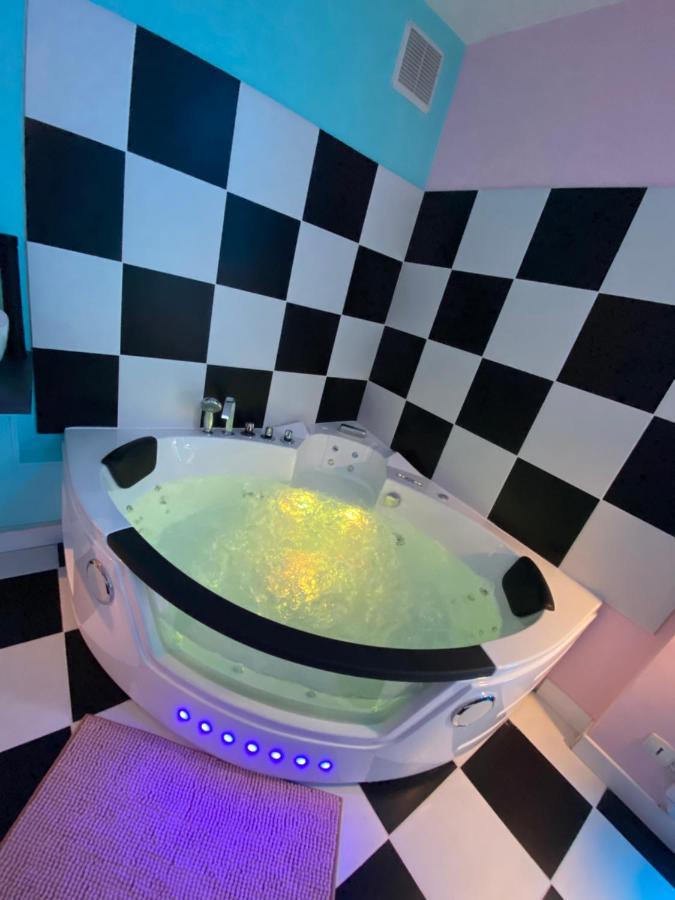 לייבה Capsule Miami Vice - Jacuzzi - Billard - Ecran Cinema & Netflix - Ping-Pong - Nintendo & Jeux- מראה חיצוני תמונה
