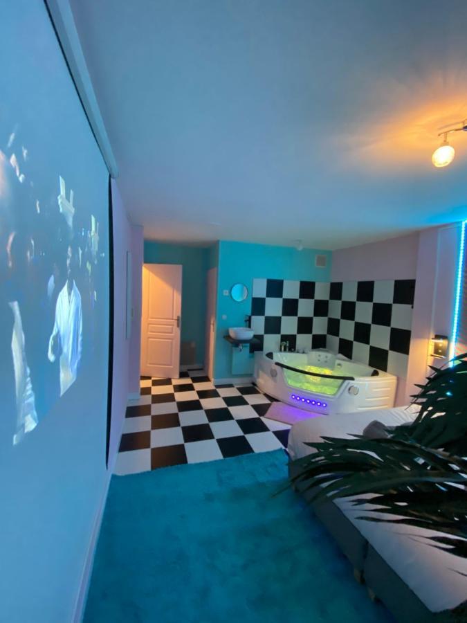 לייבה Capsule Miami Vice - Jacuzzi - Billard - Ecran Cinema & Netflix - Ping-Pong - Nintendo & Jeux- מראה חיצוני תמונה