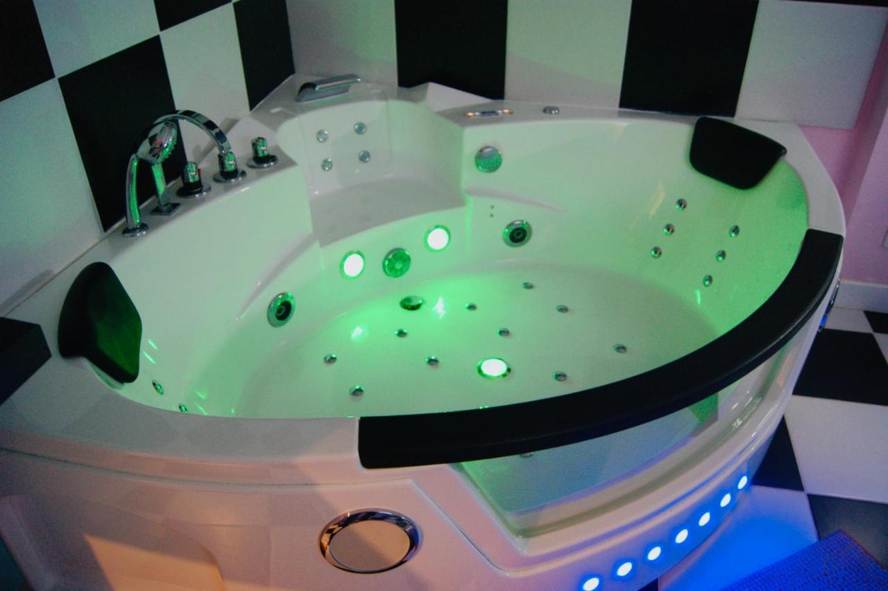 לייבה Capsule Miami Vice - Jacuzzi - Billard - Ecran Cinema & Netflix - Ping-Pong - Nintendo & Jeux- מראה חיצוני תמונה